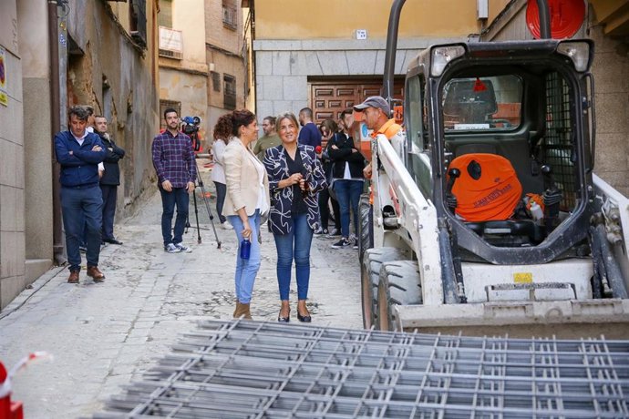 Foto: Milagros Tolón Supervisa Las Obras De Mejora Del Pavimento Y Accesibilidad Que Se Desarrollan En La Calle Cristo De La Luz