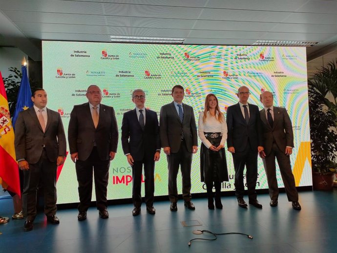 L presidente del Grupo Novartis, Jesús Ponce, (3I9 junto al presidente de la Junta de Castilla y León, Alfonso Fernández Mañueco, y junto al resto de autoridades en la presentación de la nueva planta.