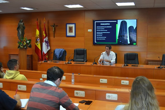 El profesor González Díaz durante la conferencia en la UCAV