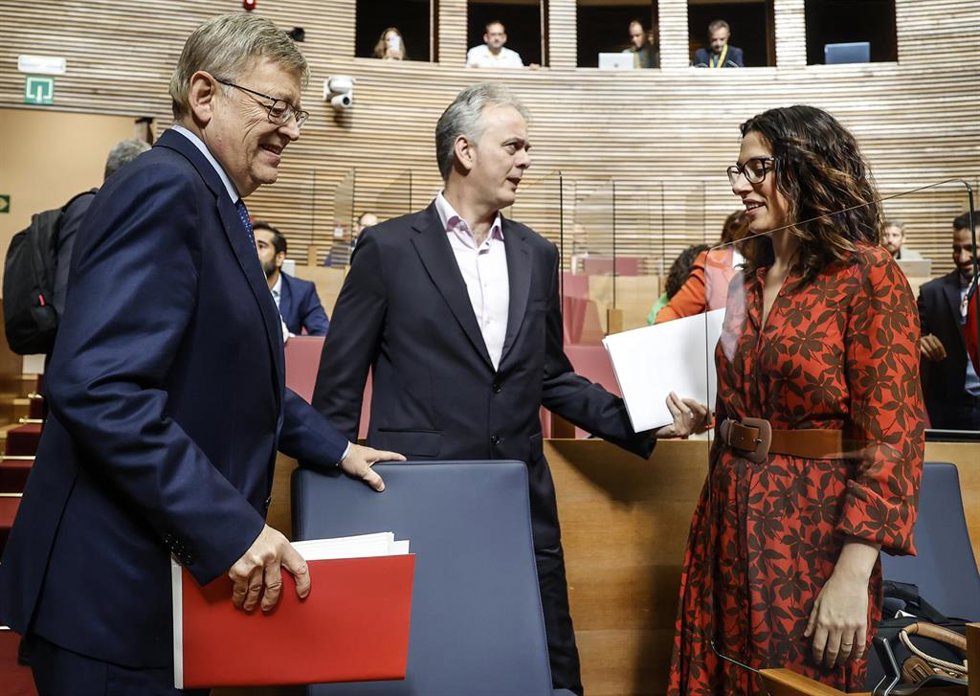 (I-D) El presidente de la Generalitat, Ximo Puig; el vicepresidente segundo y conseller de Vivienda, Héctor Illueca, y la vicepresidenta portavoz y miembro de Compromís, Aitana Mas, en Les Corts