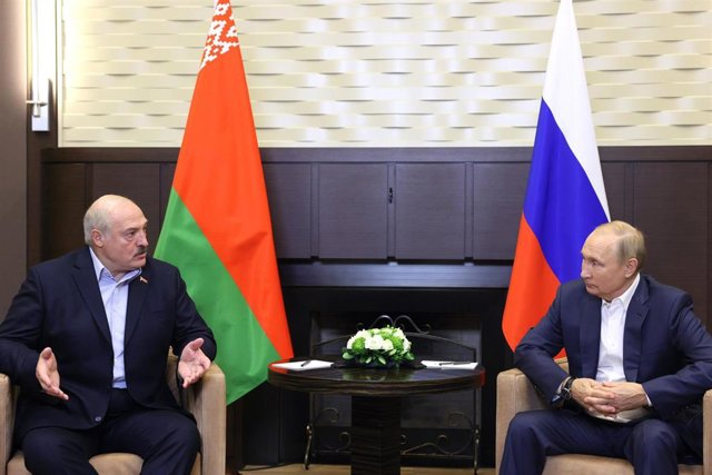 Bielorrusia alega que no quiere unirse a la ofensiva rusa sobre Ucrania y afirma que todo está "bajo control" Alexander Lukashenko y Vladimir Putin, presidente de Bielorrusia y Rusia, respectivamente