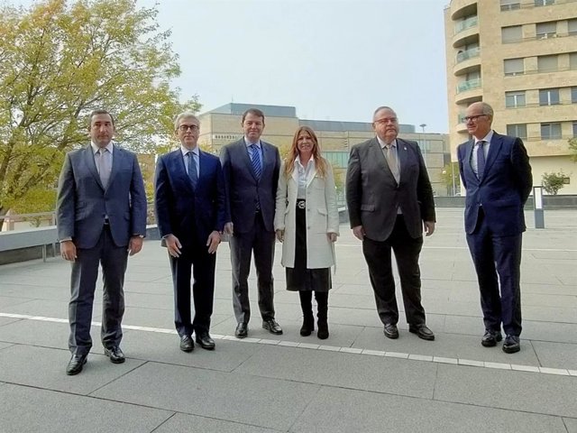 El presidente de la Junta de Castilla y León, Alfonso Fernández Mañueco, tercero por la derecha, a su llegada a Salamanca para la presentación de la nueva fábrica de medicamentos en Castellanos de Moriscos.