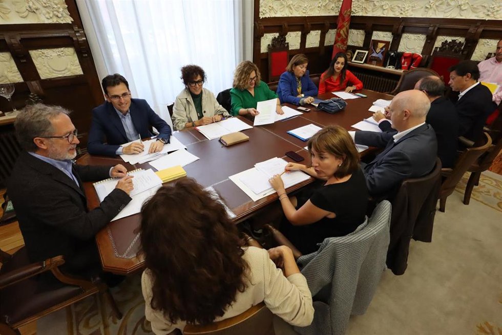 Junta de Gobierno del Ayuntamiento de Valladolid presidida por Manuel Saravia.