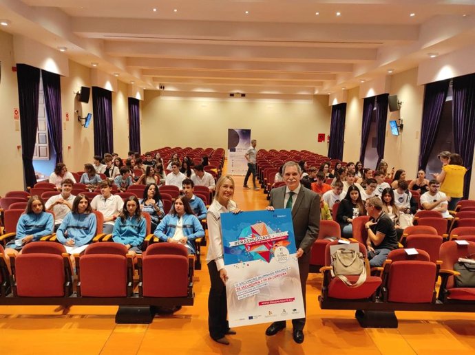 La delegada de Juventud y Deportes en la Diputación de Córdoba, Ana Blasco, y el delegado de Desarrollo Educativo y Formación Profesional y de Universidad, Investigación e Innovación de la Junta, José Francisco Viso, en la inauguración del encuentro.