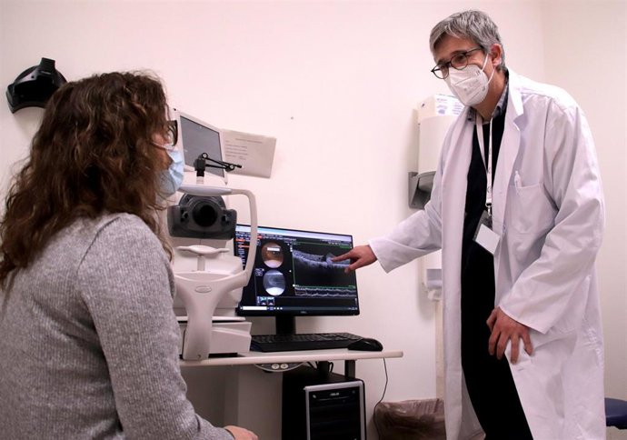 Archivo - Un oftalmólogo del Macarena atiende a una paciente en el centro hospitalario.
