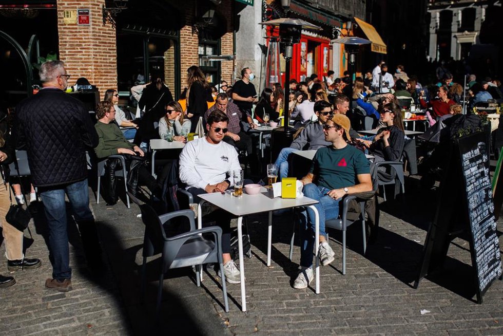 Archivo - Ciudadanos en terrazas a pocas horas de Nochevieja, a 31 de diciembre de 2021