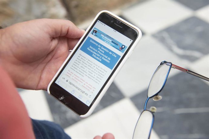 Un contribuyente accede al sistema de cita previa para la recaudación en la Diputación de Cádiz