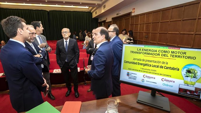 El consejero de Industria, Javier López Marcano, inaugura la jornada de presentación de la Comunidad Energética Local de Cantabria en la Cámara de Comercio