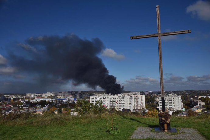 10 October 2022, Ukraine, Lviv: Smoke rises above the buildings after the Russian missile attack on the critical infrastructure of Lviv. Photo: Pavlo Palamarchuk/SOPA Images via ZUMA Press Wire/dpa