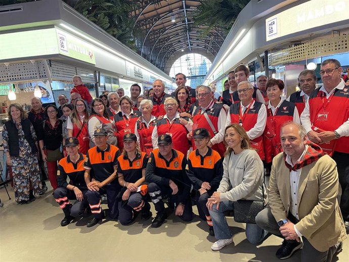 El alcalde de Zaragoza, Jorge Azcón, y la vicealcaldesa, Sara Fernández, se reúnen con voluntarios y miembros de Protección Civil con motivo de las Fiestas del Pilar.