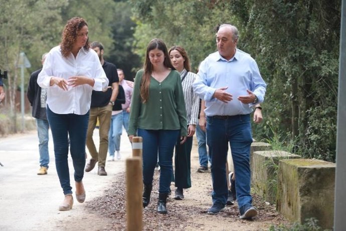 La presidenta del Consell, Catalina Cladera, la consellera de Sostenibilidad y Medio Ambiente, Aurora Ribot, y el alcalde de Pollena, Andrés Nevado.