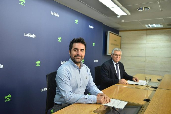 El portavoz del Gobierno riojano, Alex Dorado, junto al consejero de Desarrollo Autonómico, Jose Ángel Lacalzada