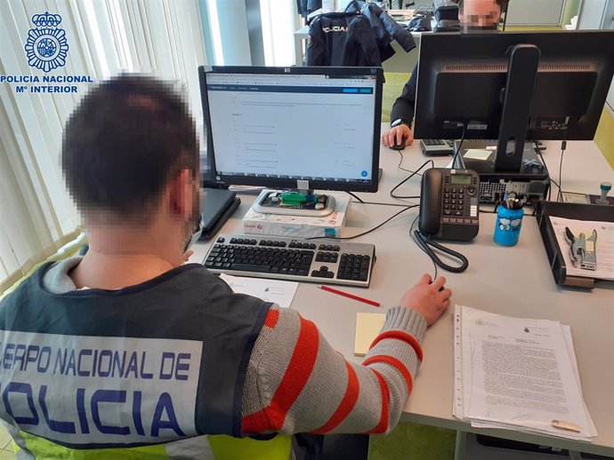 Archivo - La Policía Nacional desmantela una organización criminal que estafó casi tres millones mediante sms.