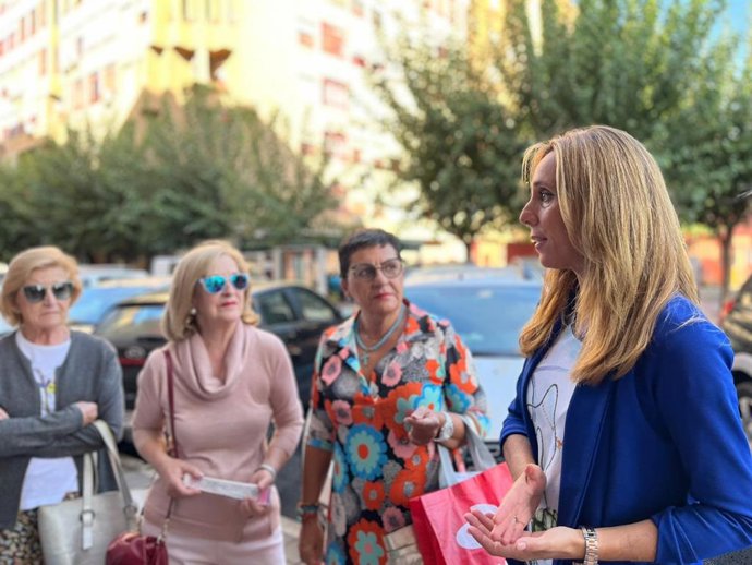 La concejal popular Pilar Torres, con responsables de los centros de la mujer