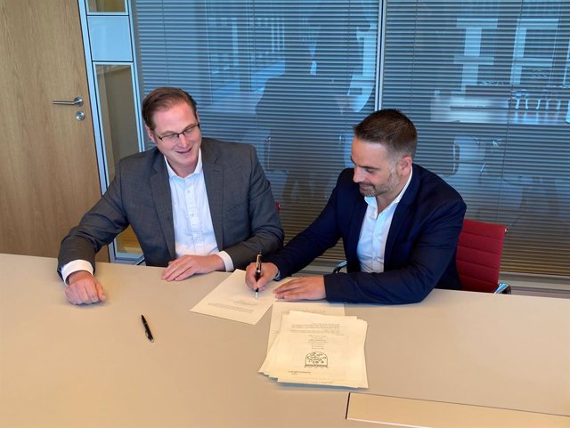 Matthijs Beijk (LyondellBasell) and Kai Hoyer (23 Oaks Investment) sign the agreement to form Source One Plastics.
