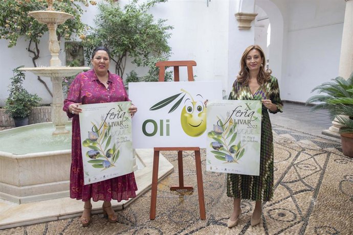 La presidenta de Iprodeco, Dolores Amo (izda.), presenta el cartel de la Feria del Olivar de Luque junto a la alcaldesa del municipio, Felisa Cañete.