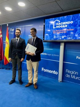 El consejero de Fomento e Infraestructuras, José Ramón Díez de Revenga, acompañado por el director de Vivienda, José Francisco Lajara, durante la rueda de prensa del balance de las ayudas de rehabilitación.