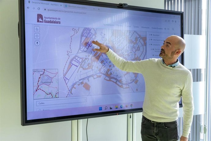 El concejal de Nuevas Tecnologías, Israel Marco, presenta el geoportal.