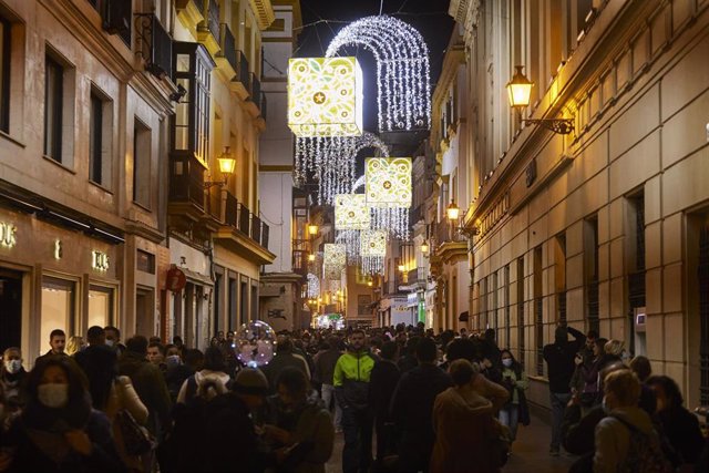 Archivo - Vista de la calle Tetuán durante el encendido de las luces de Navidad.