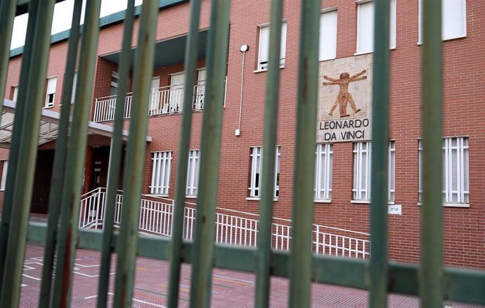 Entrada y fachada del Colegio de Educación Infantil y Primaria  (CEIP) Leonardo da Vinci, a 7 de octubre de 2022, en Móstoles, Madrid (España). 