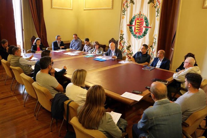 Reunión entre Ayuntamiento de Valladolid, asociaciones de hosteleros, vecinales y con participación de técnicos de la Junta sobre la declaraciónd e Zona Acústicamente Saturada en el entorno de la plaza de Coca.