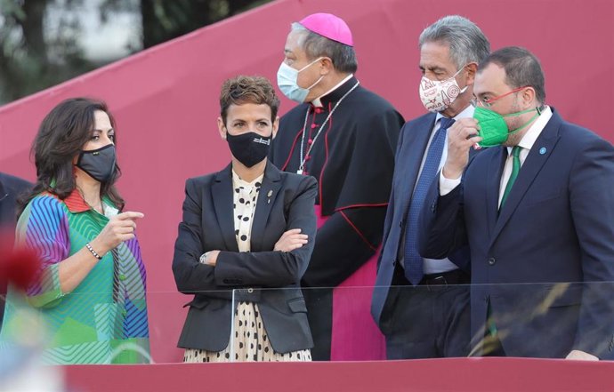 Archivo - Imagen de archivo. El presidente de Cantabria, Miguel Ángel Revilla, y otros mandatarios autonómicos en los actos del Día de la Hispanidad el 12 de octubre de 2021