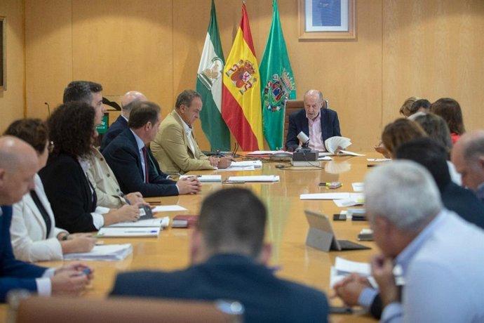 Junta de Gobierno en la Diputación de Sevilla presidida por Fernando Rodríguez Villalobos.