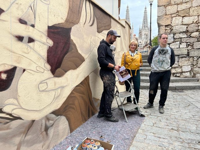 La Concejal Y Presidenta Del Distrito Norte Lola Ovejero, Junto A Representantes De La Asociación Casco Histórico Alto Y Muralistas.