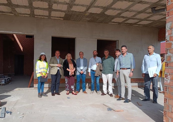 La delegada territorial de Salud y Consumo, Manuela Caro en su visita las obras de construcción del nuevo consultorio del núcleo urbano de Corrales.