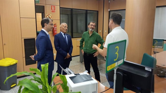 El subdelegado del Gobierno en Badajoz, Francisco Mendoza, visita el Centro de Atención e Información de la Seguridad Social de Almendralejo