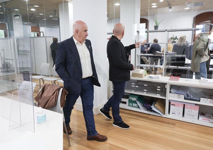 El vicepresidente Aierdi visita la nueva sede del ORVE de la Comarca de Pamplona.