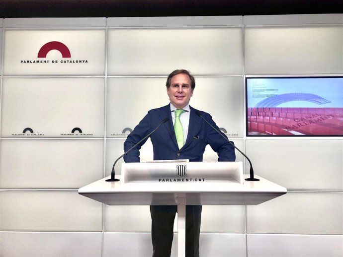 El portavoz de Vox en el Parlament, Joan Garriga, en rueda de prensa.