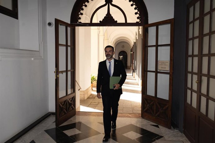 El consejero de Sostenibilidad, Medio Ambiente y Economía Azul y portavoz del Gobierno, Ramón Fernández Pacheco, antes de la rueda de prensa posterior al Consejo de Gobierno andaluz en el Palacio de San Telmo a 11 de octubre de 2022, en Sevilla (Andaluc