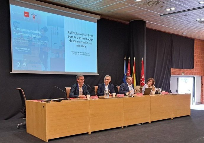 El director general de Comercio, Miquel Piñol, presenta el I Plan de Modernización de Mercados Ambulantes al Aire Libre de Baleares.