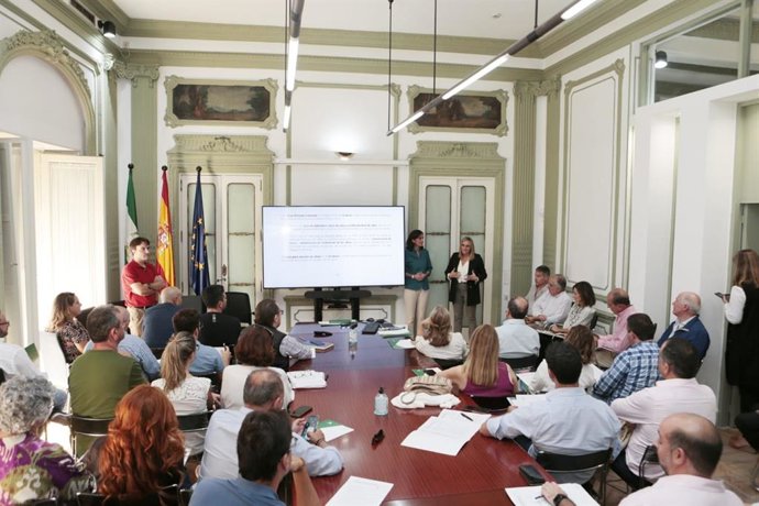 .La Consejera De Fomento, Marifrán Carazo; La Secretaria General De Vivienda, Alicia Martínez, Y La Delegada Territorial De Fomento En La Provincia, Susana Cayuelas, Han Mantenido Una Reunión Con Las Comunidades De Propietarios.