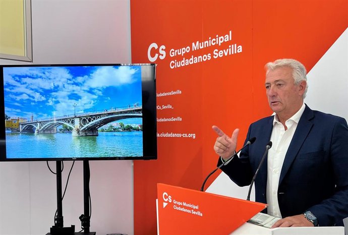 El portavoz adjunto de Ciudadanos (Cs) en el Ayuntamiento de Sevilla, Miguel Ángel Aumesquet, en una rueda de prensa, en foto de archivo.