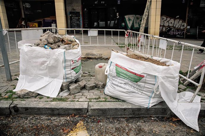 Archivo - Sacos de tierra en una obra en el centro de Madrid