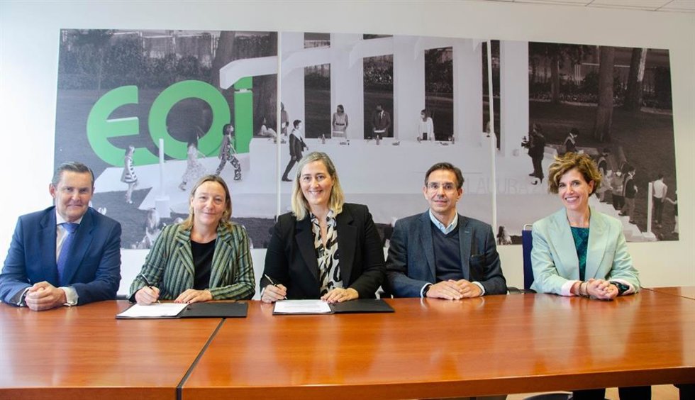 I-D: Pablo de la Puente (CIO en Gestamp), Nieves Olivera (directora general de EOI), Nuria Ábalos (directora general de IndesIA), Ramón Gurrirán (director de Postgrado en EOI) y M Eugenia Labajos (Learning & Development en Gestamp)