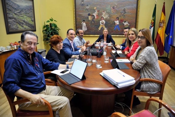 Reunión de la Mesa de la Asamblea de Extremadura para acordar el orden del día de la sesión plenaria del 13 de octubre