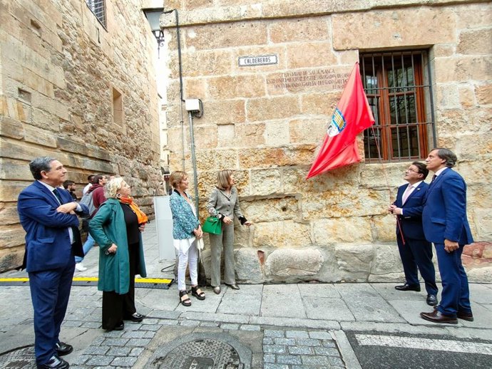Acto de descubrimiento de la inscripción en recuerdo de Fernando García-Delgado en Salamanca