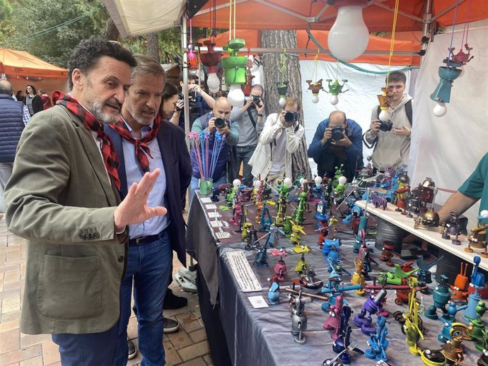 El portavoz nacional de Cs, Edmundo Bal, y el coordinador autonómico de Cs Aragón, Daniel Pérez Calvo, en la feria de artesanía de las fiestas del Pilar.