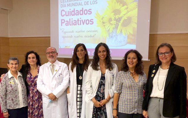 En el centro, de izq a dcha: Dr. Diaz-Albo;  Dra. Angela Santiago; Dra. Marta Rodriguez, radioterapeuta Hosp. Beata y la  Dra. Ana Ruiz