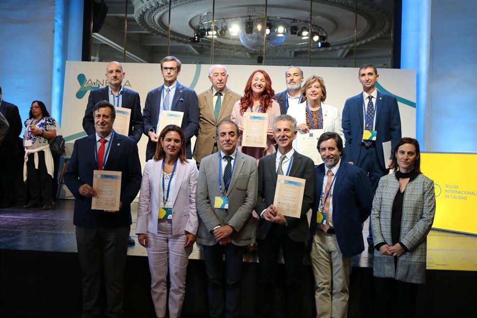 El rector de la US, Miguel Ángel Castro, ha recogido los reconocimentos con decanos y directores de los centros que los han merecido.