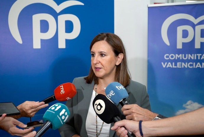 María José Catalá atiende a los medios