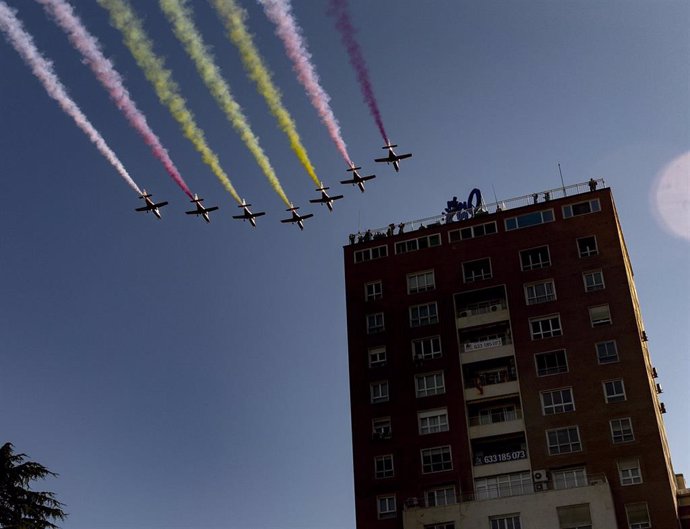 Archivo - La Patrulla Águila dibuja la bandera de España en el cielo de Madrid al terminar el desfile militar en el Día de la Hispanidad, a 12 de octubre de 2021, en Madrid, (España). La mejora de la situación sanitaria ha permitido que se vuelva a cele