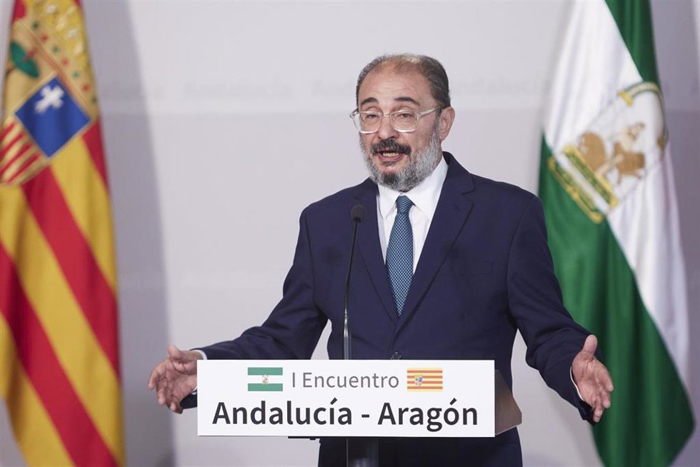 El presidente de Aragón, Javier Lambán, atiende a los medios de comunicación tras el I Encuentro Andalucía-Aragón en el Palacio de San Telmo, a 6 de octubre de 2022 en Sevilla (Andalucía, España). El presidente de la Junta de Andalucía, Juanma Moreno, r