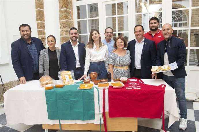 Presentación en la Diputación de Cádiz del Día Internacional del Lomo en Manteca que Vejer de la Frontera recupera este domingo 16 de octubre