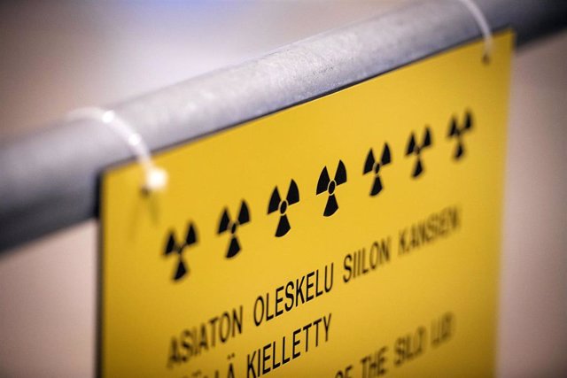 Archivo - Cartel de aviso de desechos radioactivos en la central de Olkiluoto, en Finlandia