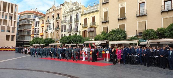 Acto por la festividad de la Virgen del Pilar, patrona de la Benemérita, celebrado en la Plaza del Cardenal Belluga de Murcia.