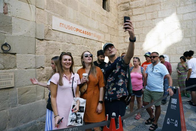 Cientos de turistas recorren el Centro Histórico visitando gratuitamente los museos abiertos por el Día Mundial del Turismo, a 27 de septiembre de 2022 en Málaga (Andalucía, España). (Foto de archivo).
